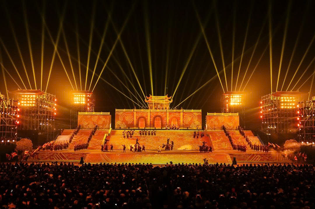 Sân khấu sự kiện với ánh sáng hoành tráng