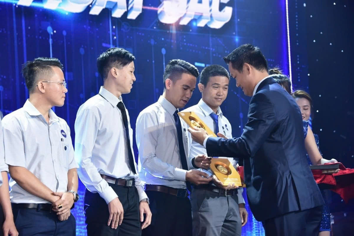 Hình ảnh vinh danh nhân viên xuất sắc trong tổng kết cuối năm – lan tỏa văn hóa doanh nghiệp.