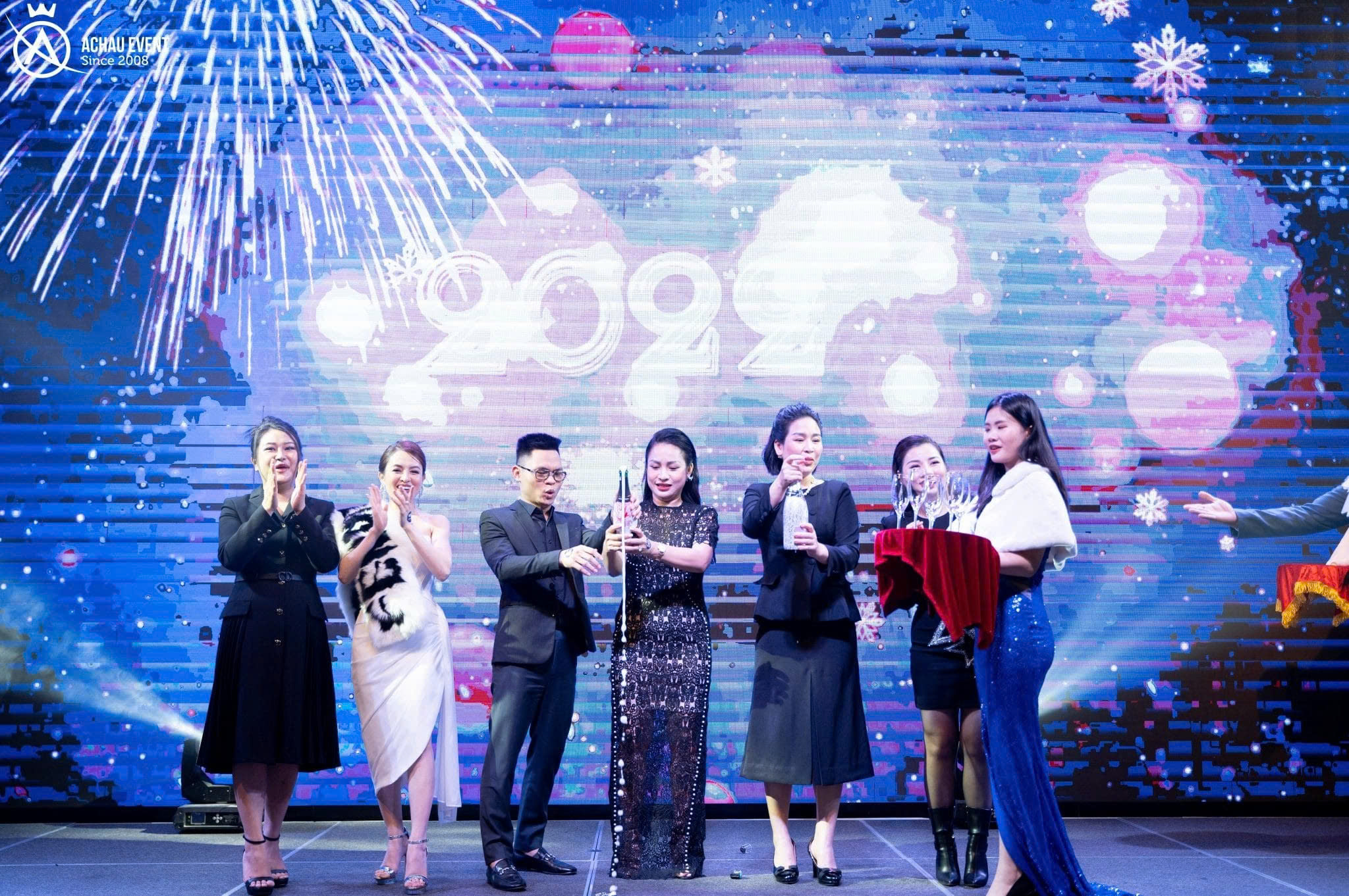 Hình ảnh nhân viên công ty tham dự lễ tổng kết cuối năm – cơ hội vàng để nhìn lại hành trình đã qua.