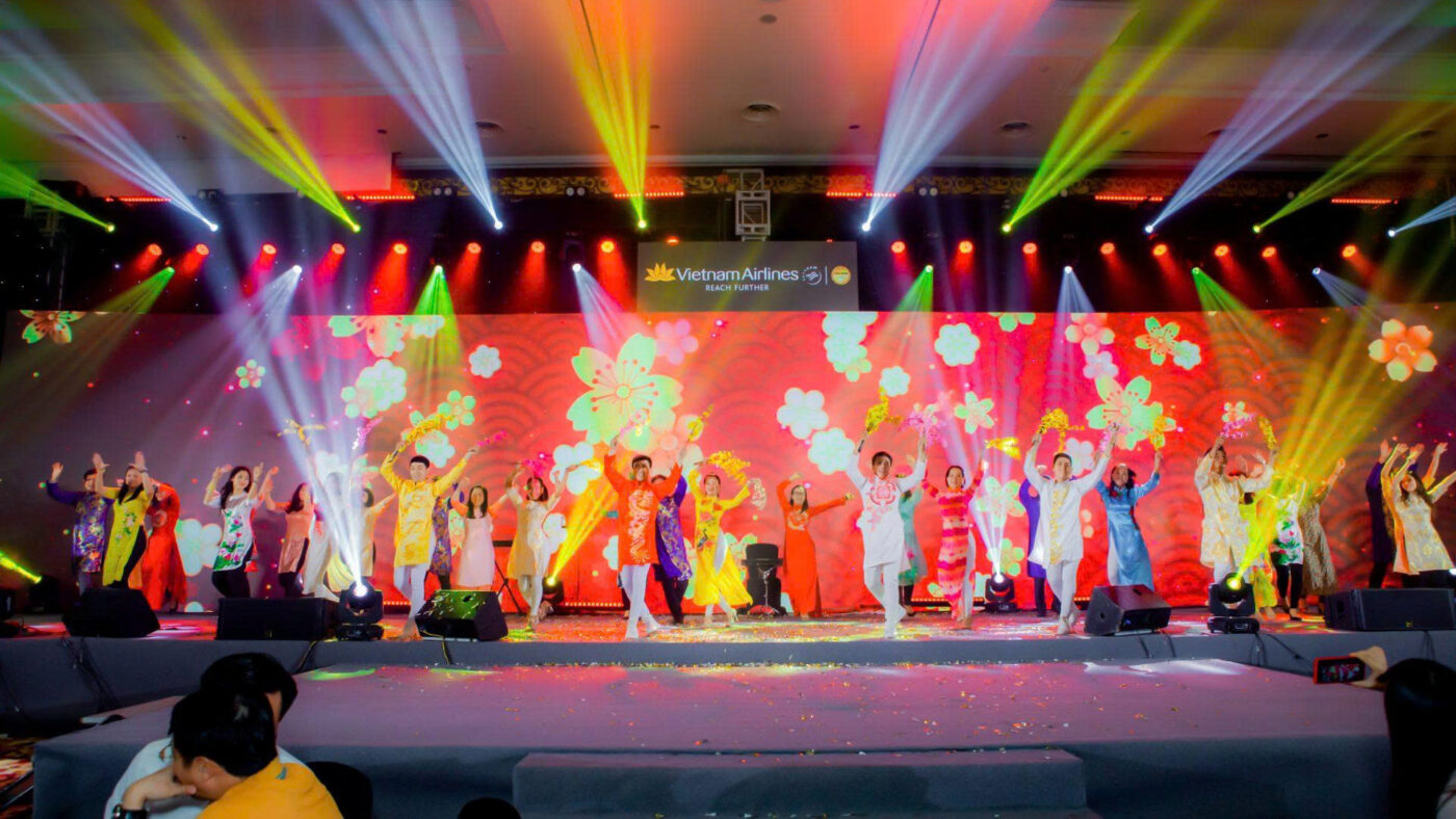 Tiết mục biểu diễn hấp dẫn trong tổng kết cuối năm cho doanh nghiệp