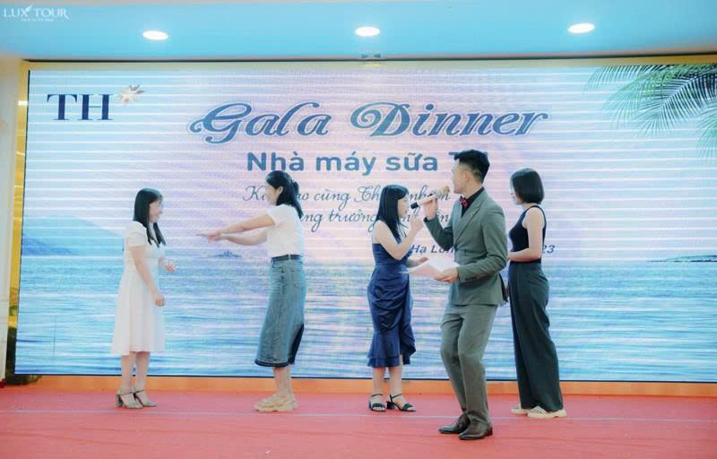 Nhân viên vui vẻ chơi trò chơi tương tác trong tổng kết cuối năm cho doanh nghiệp