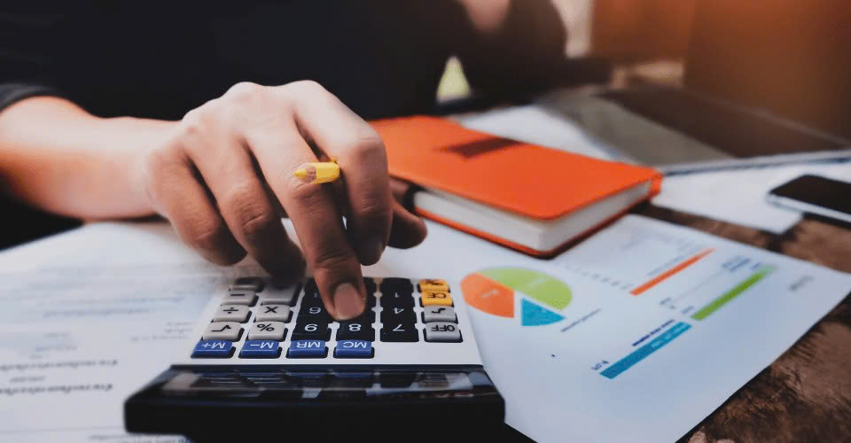 Lên kế hoạch ngân sách và danh sách khách mời cho tiệc Giáng Sinh