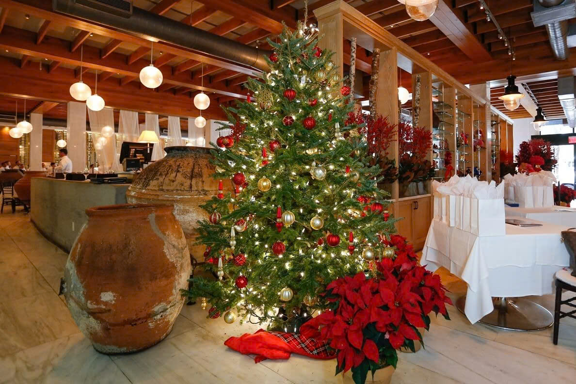 Trang trí không gian tiệc Giáng Sinh với cây thông Noel