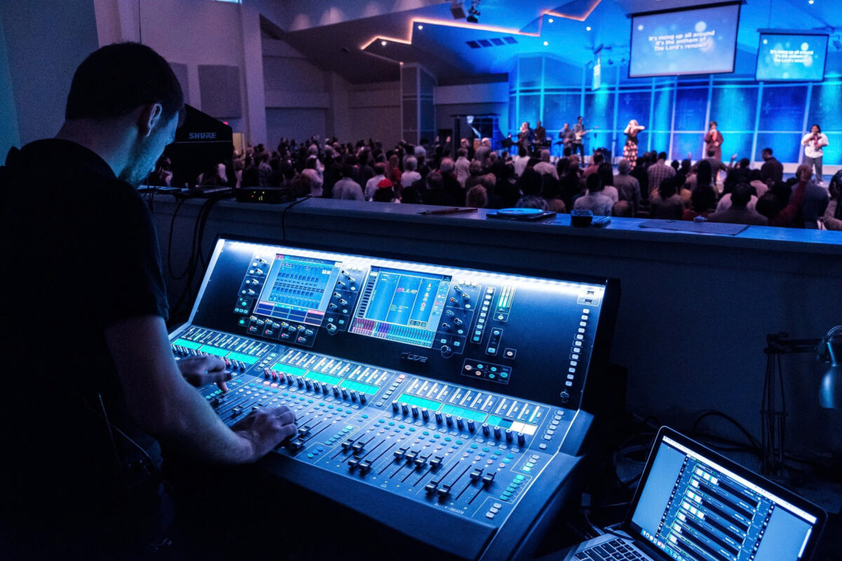 Âm thanh ánh sáng trong tổ chức tất niên đang được test sân khấu