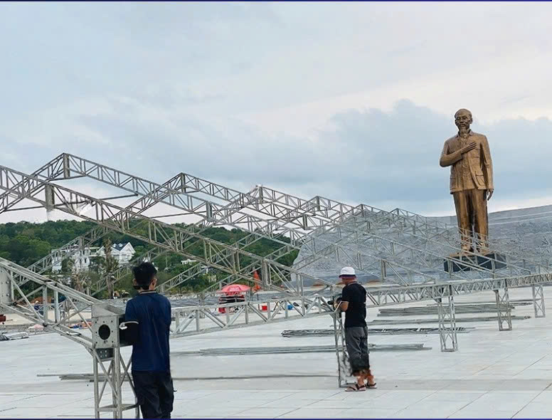  Đội ngũ kỹ thuật Poem Creation Vietnam lắp đặt nhà bạt sự kiện