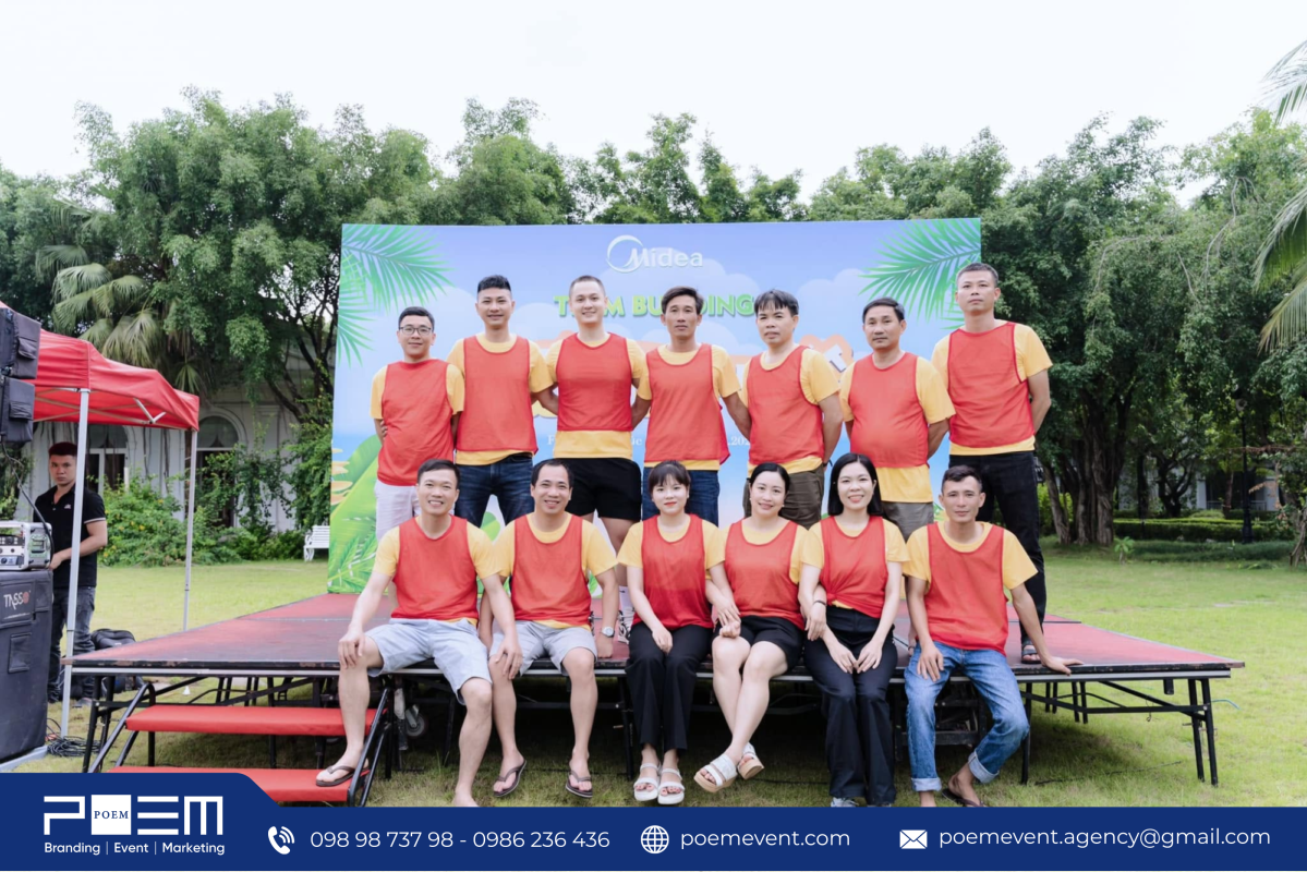Các trò chơi team building ngoài trời tạo không khí sôi động.