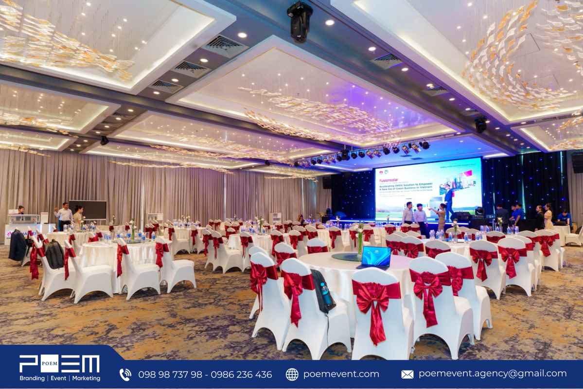 Không gian tổ chức hội thảo giới thiệu sản phẩm với sân khấu nhân sự và thiết bị sự kiện