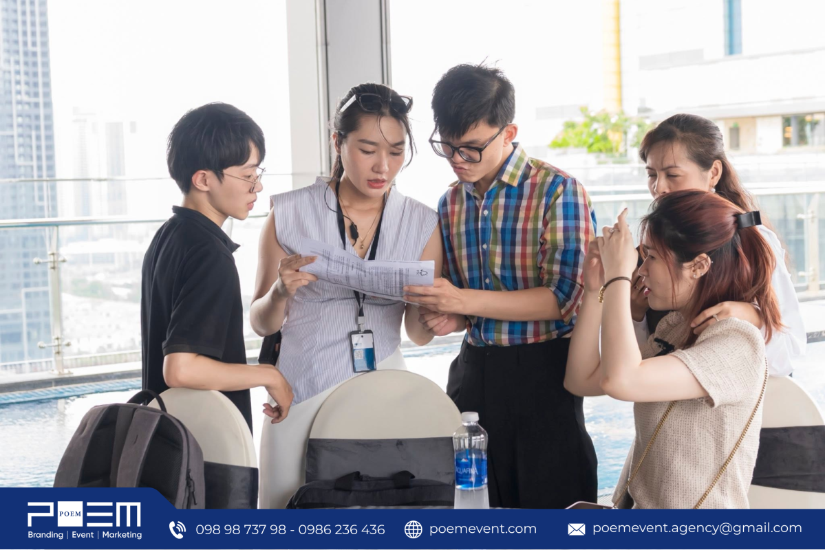 Đội ngũ đơn vị tổ chức sự kiện thảo luận kịch bản và phương án dự phòng hiện trường.